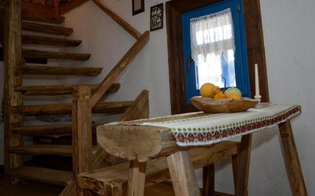 Casa Colț din Maramureș - Old Traditional House