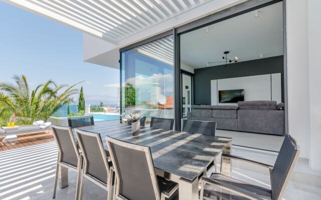 Luxury Villa Luna with Swimming Pool