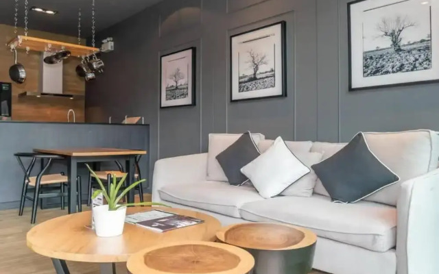 Luxury King Bed Apartment With Pool View and Sauna
