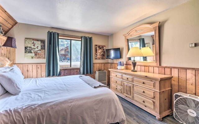 Ski-in/ski-out Red River Cabin w/ Mtn Views!