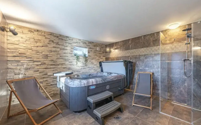 Spacious Villa With Swimming Pool