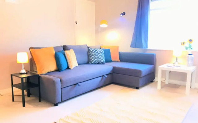 Toronto Apartment in Seaside Town With Parking
