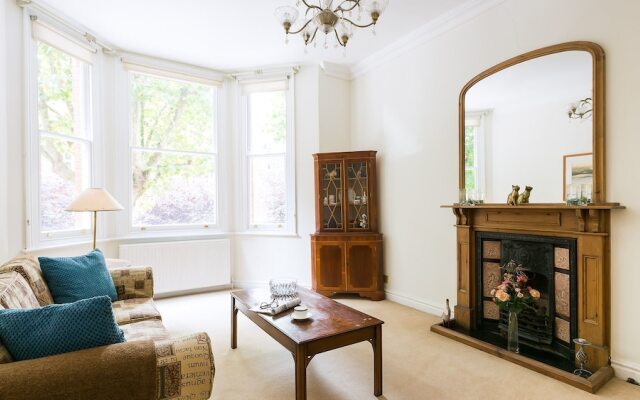 Traditional, Warm 1BR Flat in Maida Vale