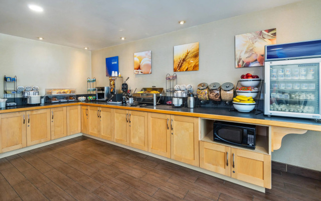 Comfort Inn Highway 401