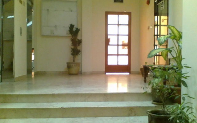 Al Commodore Suites