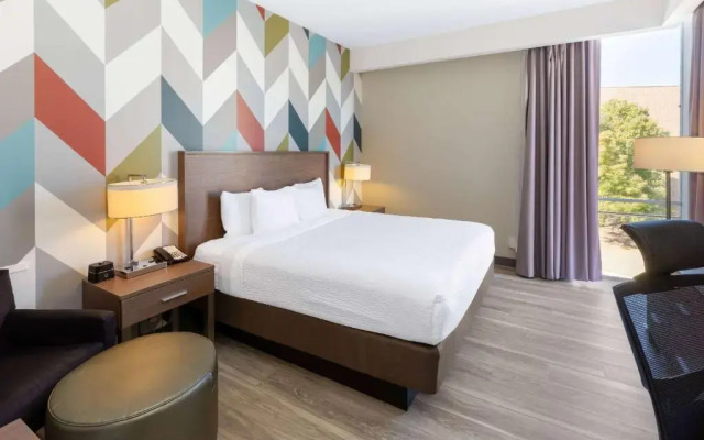 La Quinta Inn and Suites by Wyndham Tulsa Downtown - Route 66