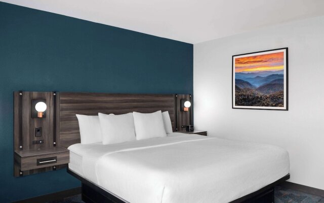 La Quinta Inn & Suites by Wyndham Greensboro NC