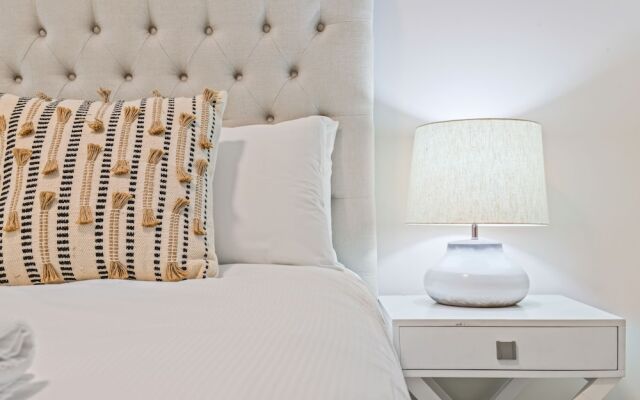 HomeHotel-Stylish Apt next to Train & Westfield