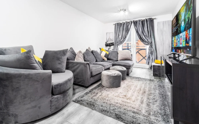Stunning 2-bed Apartment in Tipton Sleeps 3