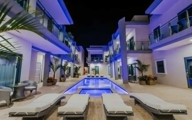 Waykiri Modern Condo 3 Bed 2 Bath Walk to Marriott