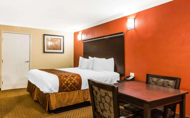 Rodeway Inn & Suites Corona