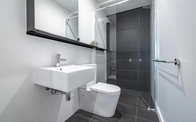 St Kilda 2BR2BA +Balcony +view+workstation+ car