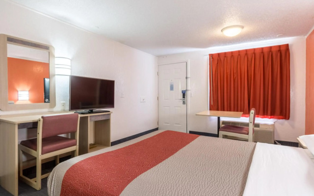 Travelodge by Wyndham Lansing