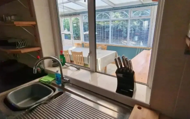 Spacious 6-bed house - 12 mins Gatwick