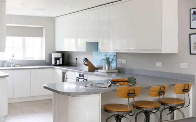 Stylish 4 Bed Home Close to Beach