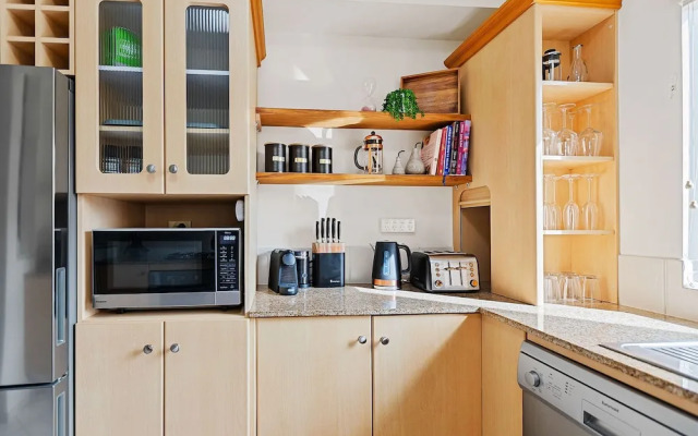 Lakeside Luxe Retreat - Pool View BBQ Spa Bath