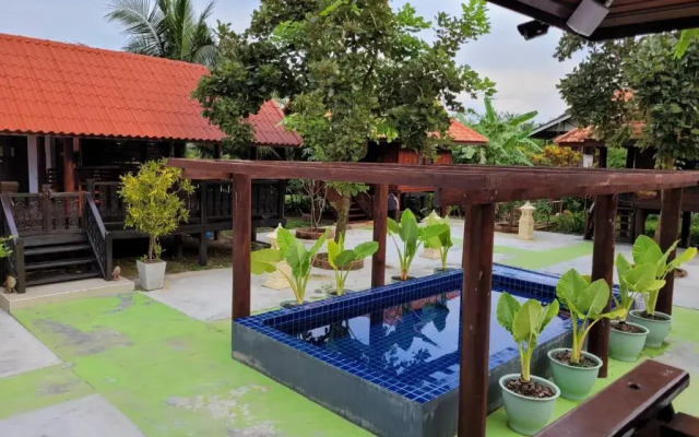 Ruen Thai Ampawa Resort