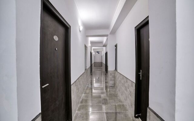 OYO 13637 Crown Residency