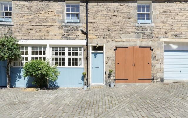 Picturesque Mews House On Cosy Cobbled Street