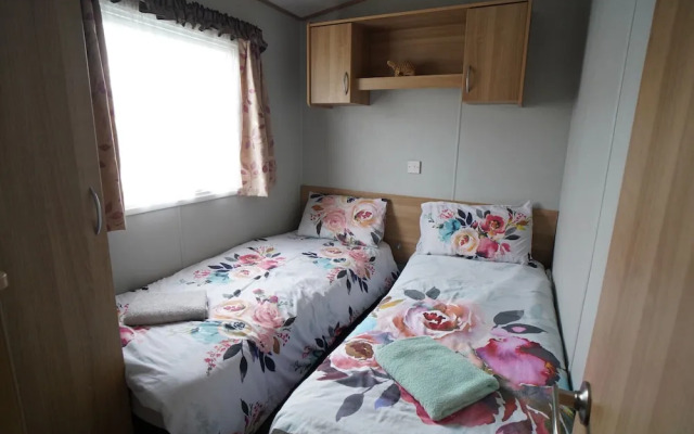 Pets go Free 3 Bedroom Caravan at Heacham Beach