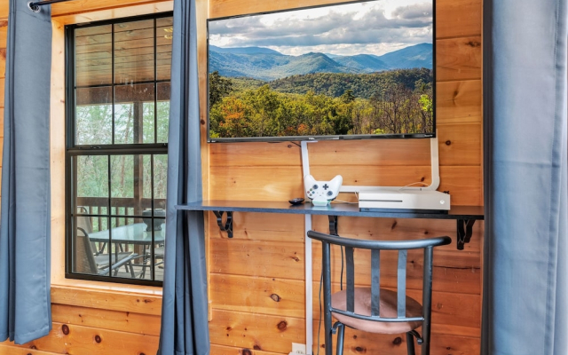 Cabin in the Woods w/ Hot Tub & Games!