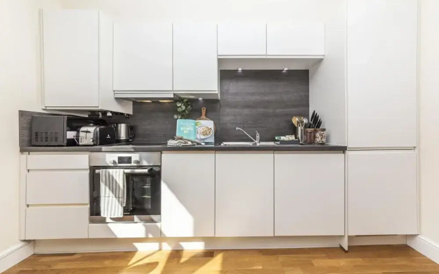 Modern Two Bedroom Apartment in Hammersmith -205a