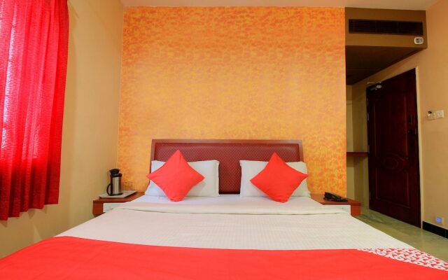 OYO 11585 Hotel Shreenithi
