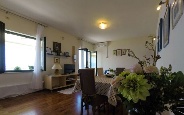 Apartment Iva - with beautiful view: A1 Omis, Riviera Omis