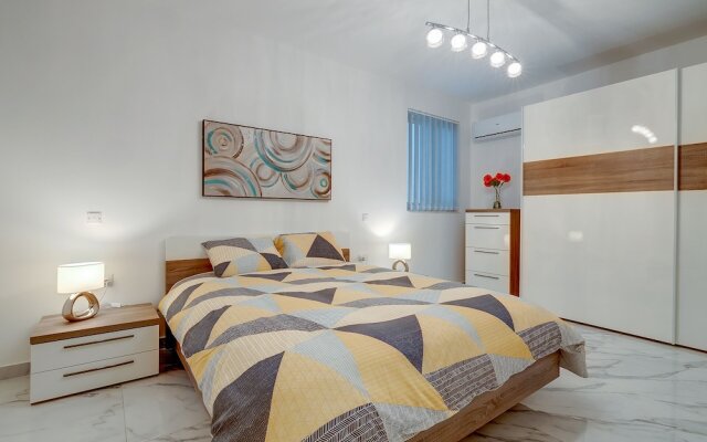 Cosy Apartment Steps to St George's Bay