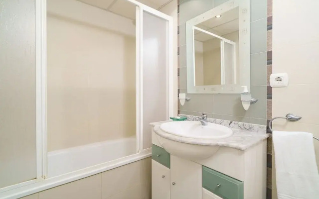 Fais in D nia With 2 Bedrooms and 2 Bathrooms