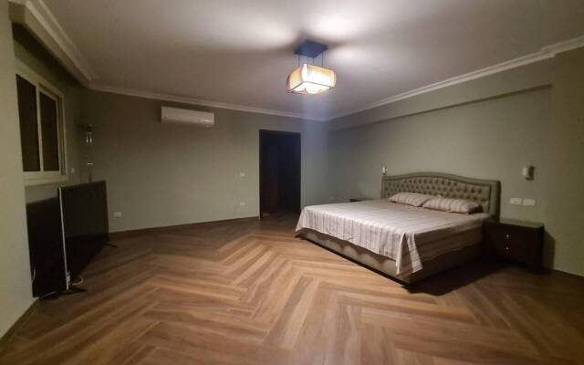 Spacious Executive Luxury Apartment With Balcony