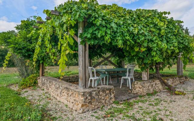 Luxurious Holiday Home in Cendrieux with Garden House