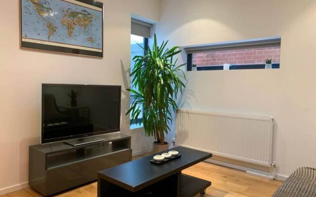 Lovely 2 Bedroom Apartment With Stunning Kitchen On To Garden