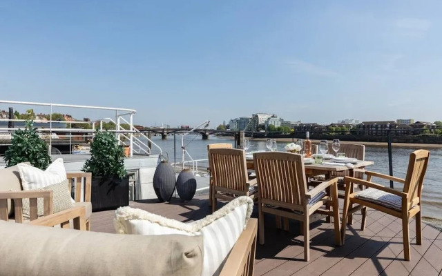 Cheyne Walk Houseboat by Onefinestay