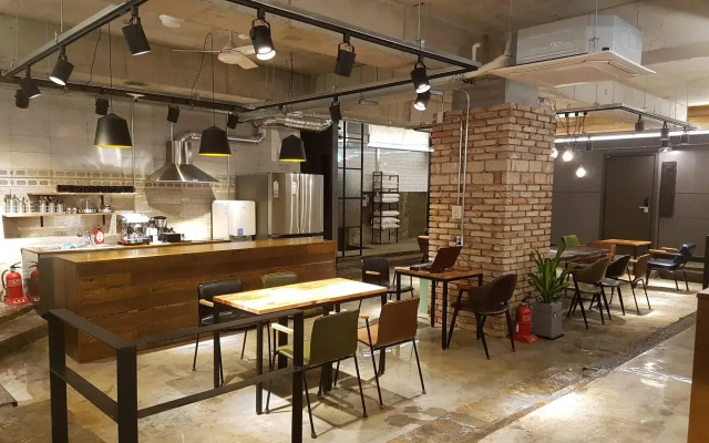 Travel Light Hostel