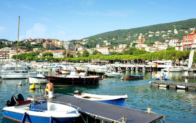 Cottage completely surrounded by a garden, away from traffic noise, close to sea