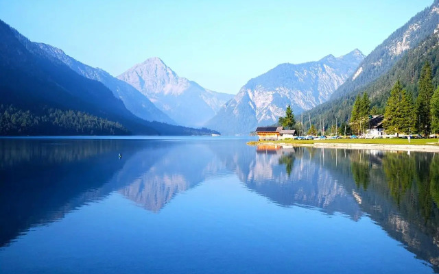 Wonderful bright apartment with balcony & garden