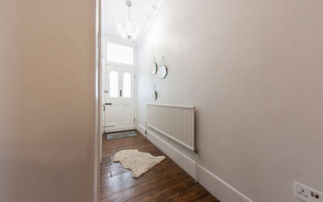 Spacious, Homey 4-br Home For 8 in Peckham