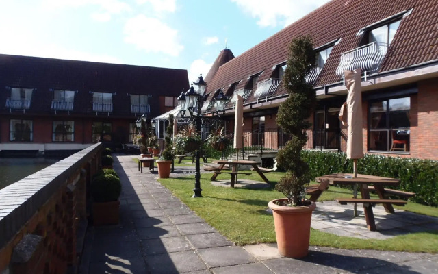 Lakeside International Hotel