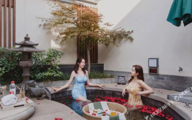 Slender West Lake Hot Spring Resort