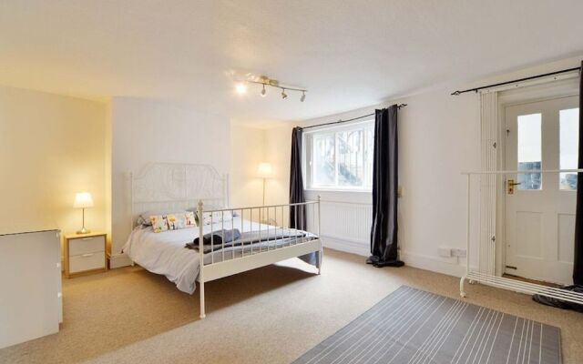 Quaint 3 Bedroom Garden Flat In The Heart Of Camden Town.