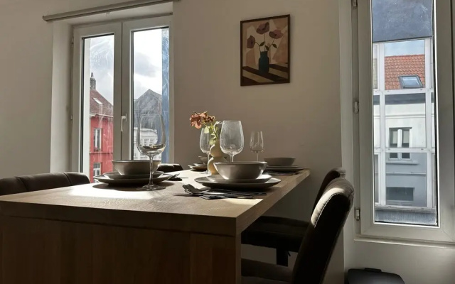 Modern 1BR plus LR Apt Near Gravensteen