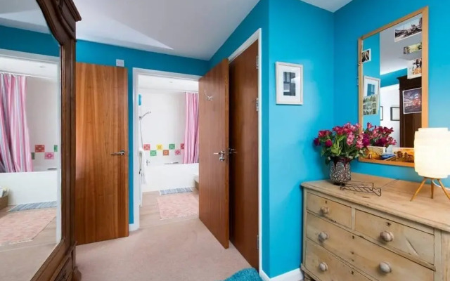 Homely 1 Bedroom Canal Side Flat with Balcony