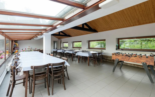 The Architecture of a Re-examined School