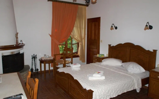 Heliodora Luxury Triple Room 4