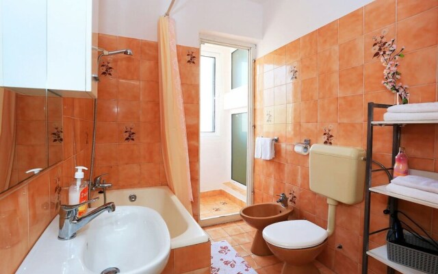 Spacious Apartment By The Beach