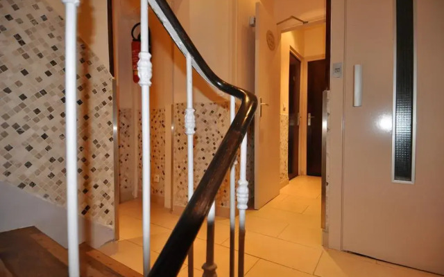 Merryl Hotel