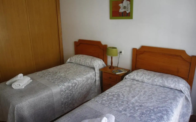 Apartamentos La Perla con piscina y parking