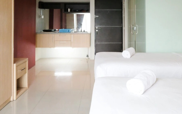 Comfy And Tidy Studio At The Square Apartment