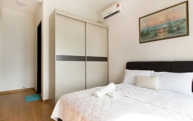 High-floor 2BR Suite, Water Views, Free Parking